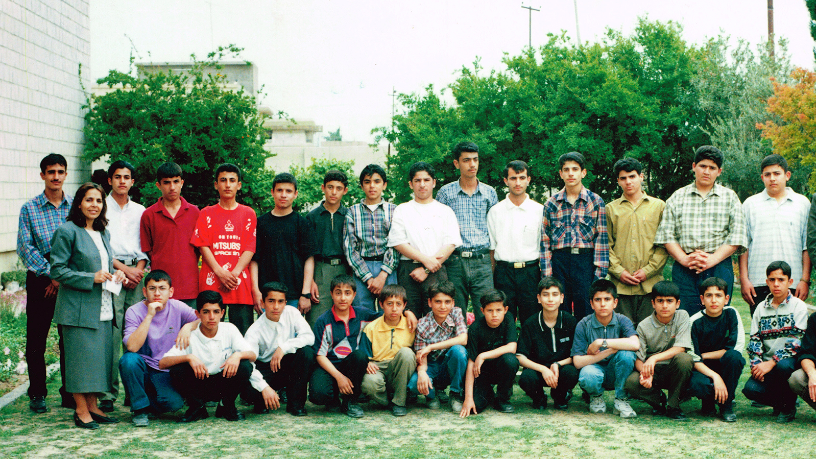 نەوا مکورجی لەگەڵ هاوپۆلانی لە قوتابخانەی شۆڕش. ساڵی خوێندنی 2000-2001
